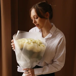 Букет из 15 роз Аваланш роз в упаковке