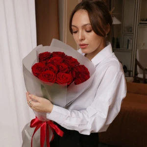 Букет из 15 роз Ред Наоми роз в упаковке