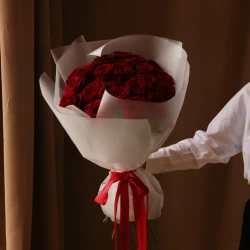 Букет из 25 роз Ред Наоми в упаковке 