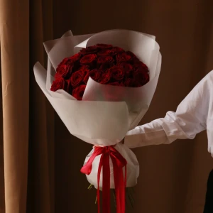 Букет из  31 роза Ред Наоми в упаковке