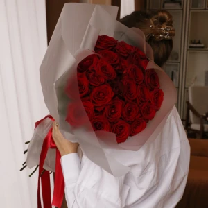 Букет из  31 роза Ред Наоми в упаковке