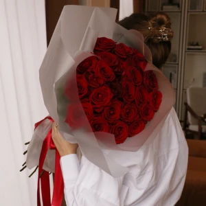 Букет из 25 роз Ред Наоми в упаковке