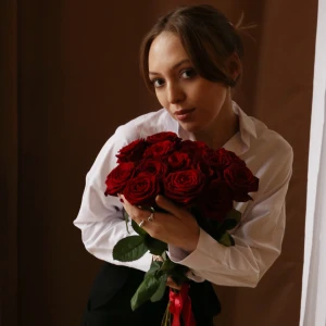 Букет из 15 роз Ред Наоми 