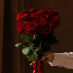 Букет из 15 роз Ред Наоми 