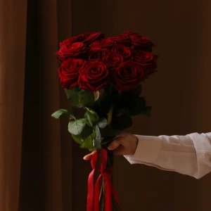 Букет из 15 роз Ред Наоми 