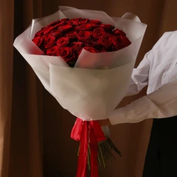 Букет 51 красная роза Рэд Наоми в упаковке