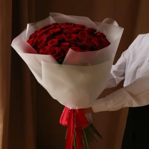 Букет 51 красная роза Рэд Наоми в упаковке