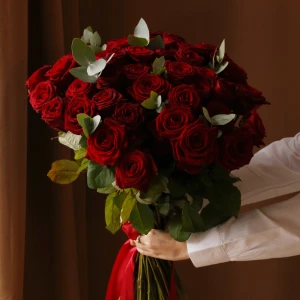 Букет 51 роза Рэд Наоми с зеленью 