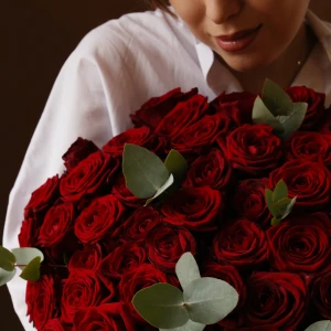 Букет 51 роза Рэд Наоми с зеленью 