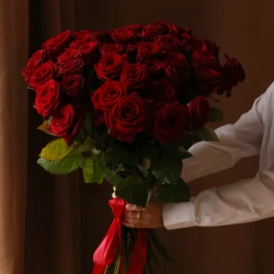 Букет 51 роза Рэд Наоми