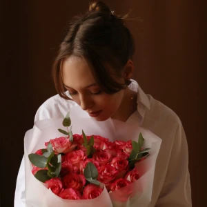 Букет из 25 роз Джумилия с зеленью в упаковке 