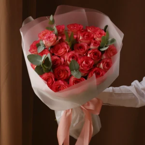 Букет из 25 роз Джумилия с зеленью в упаковке 