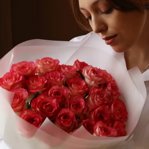 Букет из 25 роз Джумилия в упаковке 