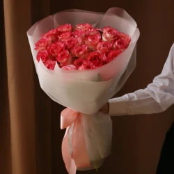 Букет из 25 роз Джамиля в упаковке 