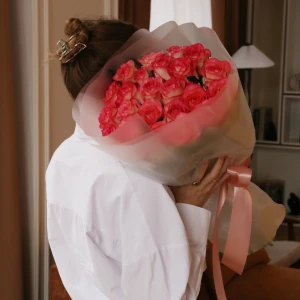 Букет из 25 роз Джумилия в упаковке 