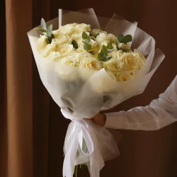 Букет из  31 роза Аваланш с зеленью в упаковке