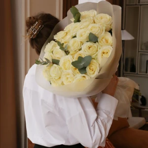 Букет из  31 роза Аваланш с зеленью в упаковке