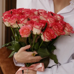 Букет 25 роз Джумилия