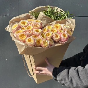 Охапка одноголовых роз с зеленью с доставкой в Санкт Петербурге