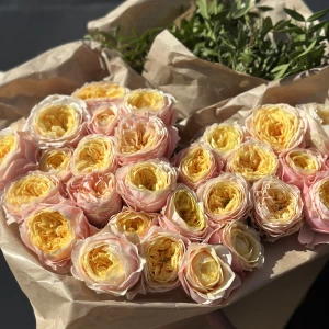 Охапка одноголовых роз с зеленью с доставкой в Санкт Петербурге