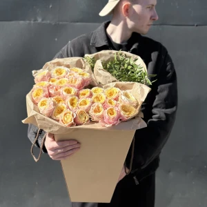 Охапка одноголовых роз с зеленью с доставкой в Санкт Петербурге