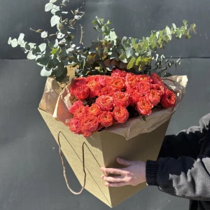 Охапка одноголовой розы с зеленью с доставкой по Санкт Петербургу 