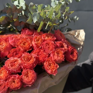 Охапка одноголовой розы с зеленью с доставкой по Санкт Петербургу 