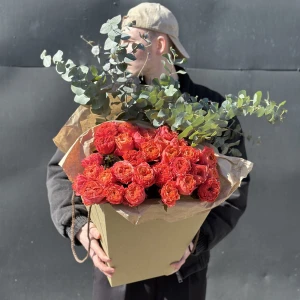 Охапка одноголовой розы с зеленью с доставкой по Санкт Петербургу 