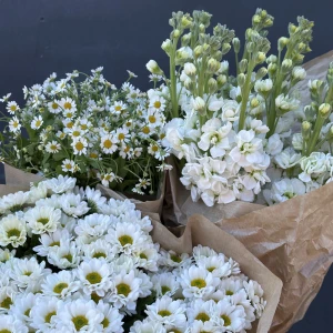 Охапка белых цветов с доставкой в течении часа в Санкт Петербурге 