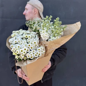 Охапка белых цветов с доставкой в течении часа в Санкт Петербурге 