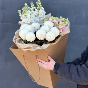 Охапка из хризантем, маттиолы и лизиантуса 