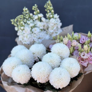 Охапка из хризантем, маттиолы и лизиантуса 