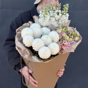 Охапка из хризантем, маттиолы и лизиантуса 