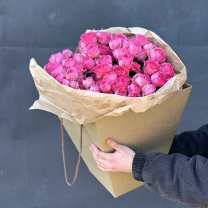 Охапка из кустовой розы с доставкой по Санкт Петербургу 