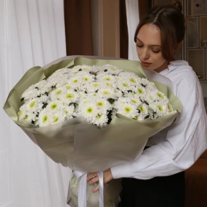 Букет с белыми хризантемами
