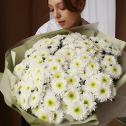 Букет с белыми хризантемами