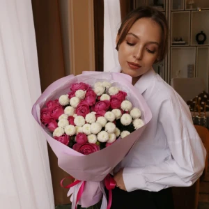 Букет из хризантем и кустовой розы в упаковке