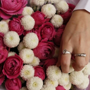 Букет из хризантем и кустовой розы в упаковке