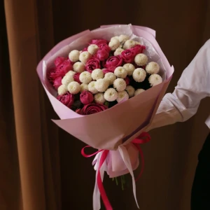 Букет из хризантем и кустовой розы в упаковке