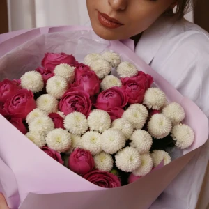 Букет из хризантем и кустовой розы в упаковке