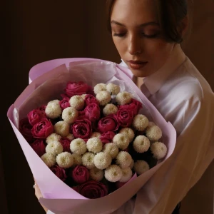 Букет из хризантем и кустовой розы в упаковке