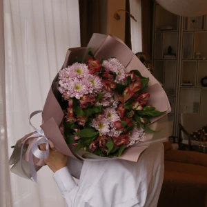 Букет из хризантем и альстромерий в упаковке