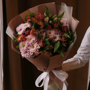 Букет из хризантем и альстромерий в упаковке