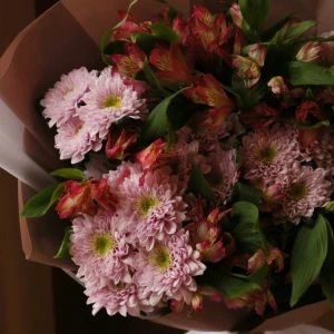 Букет из хризантем и альстромерий в упаковке