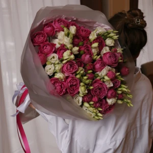 Букет из кустовой розы и  эустомы в дизайнерской упаковке