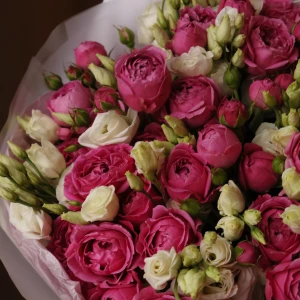 Букет из кустовой розы и  эустомы в дизайнерской упаковке