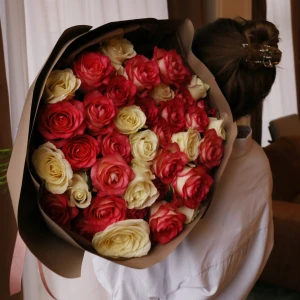 Букет из 51 розы микс в упаковке