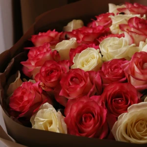 Букет из 51 розы микс в упаковке