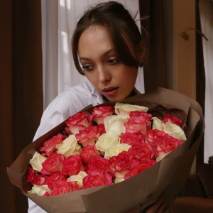 Букет из 51 розы микс в упаковке