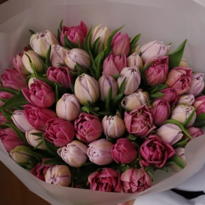 Букет розовых пионовидных тюльпанов в упаковке 